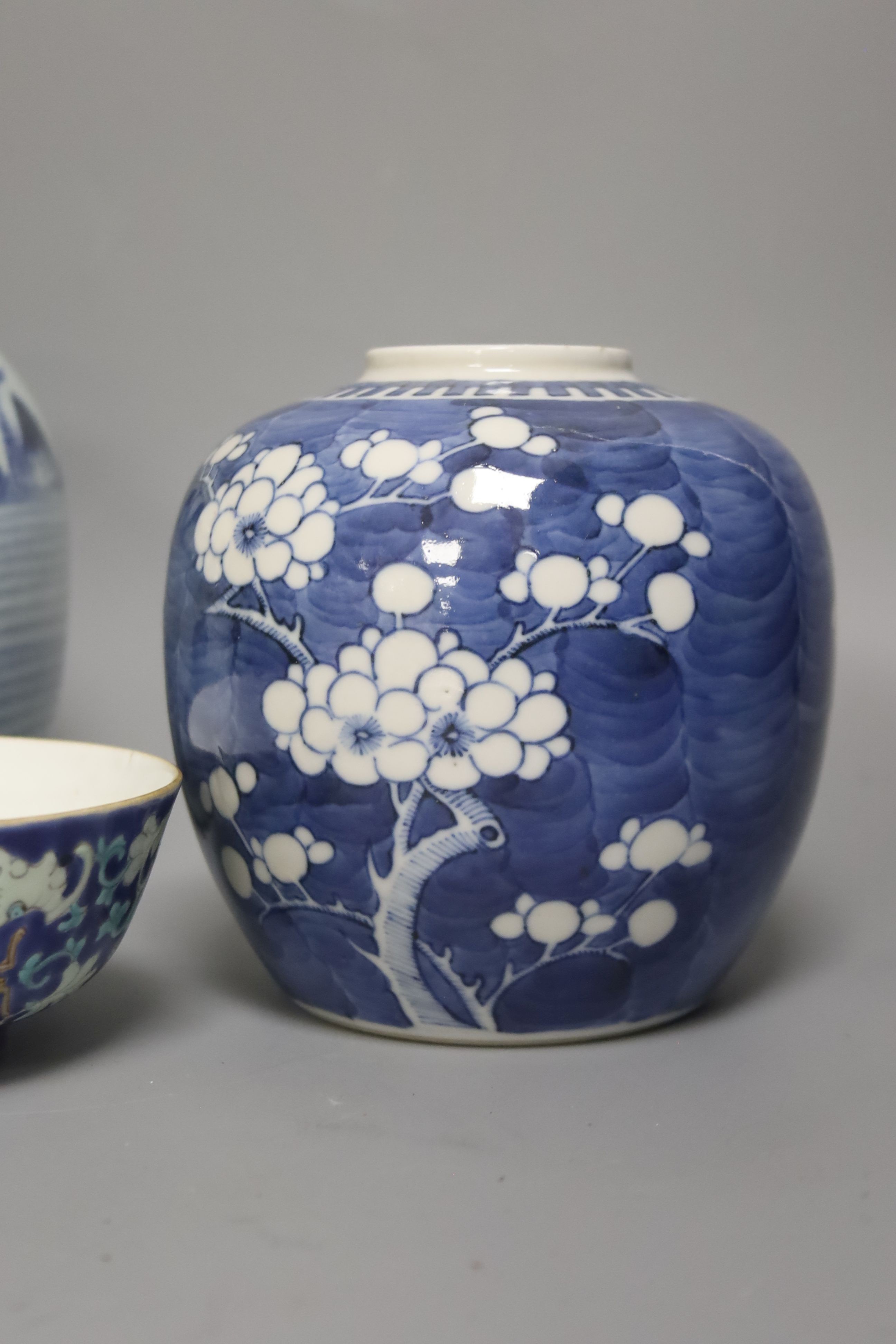 Two Chinese blue and white jars, and a Tongzhi bowl, all 19th/early 20th century 16cm